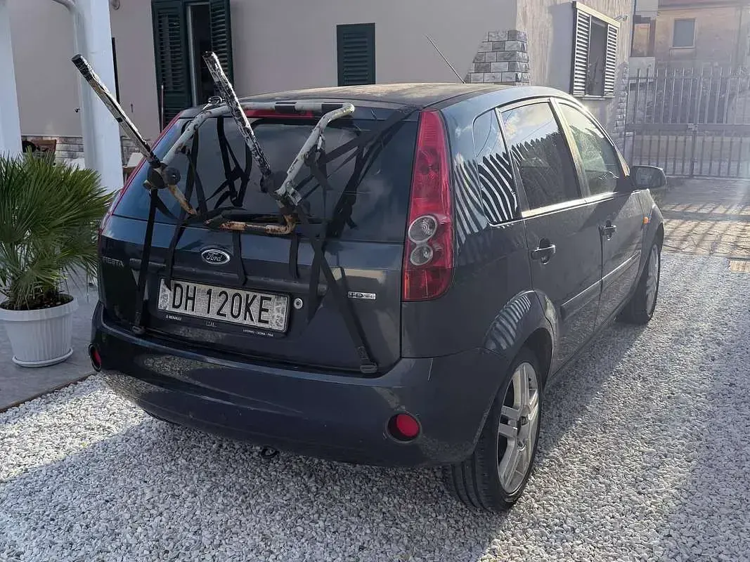 Usata Ford Fiesta Titanium 68 CV (50 kW) 2007 Marrone Utilitaria