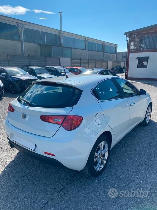 Usata Alfa Romeo Giulietta Progression 105 CV (77 kW) 2010 Bianco Utilitaria
