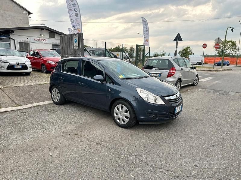 Grigio Usata 2009 Opel Corsa Cosmo Tre volumi | 3990 € (Cara) - Immagine 1/4