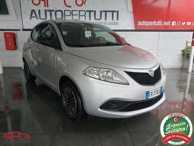 Usata Lancia Ypsilon Gold 69 CV (50 kW) 2019 Argento Utilitaria