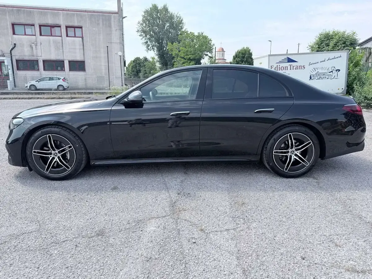 Usata Mercedes E220 AMG Line Premium Plus 197 CV (144 kW) 2025 Obsidian black met. Berlina