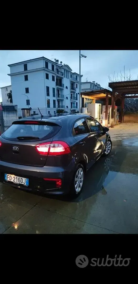 Usata Kia Rio 85 CV (62 kW) 2015 Grigio Berlina