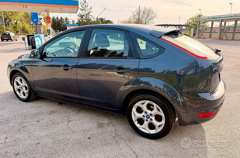 Usata Ford Focus Titanium 110 CV (80 kW) 2011 Grigio Berlina