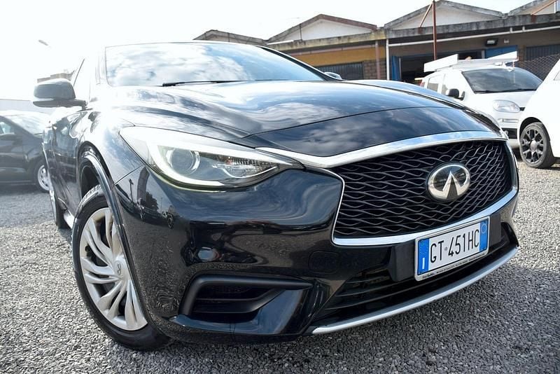 Usata Infiniti Q30 Business Executive 110 CV (80 kW) 2018 Nero SUV