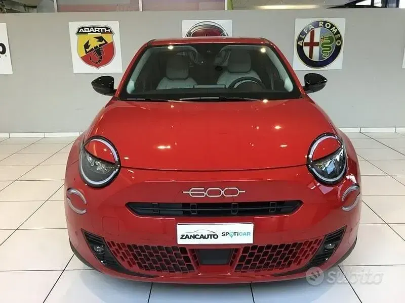 Nuova Fiat 600E La Prima 114 kW (156 CV) 2025 Rosso SUV