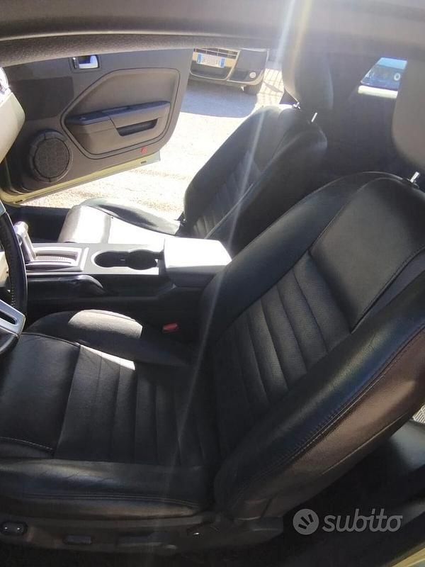 Usata Ford Mustang 350 CV (257 kW) 2011 Verde Berlina