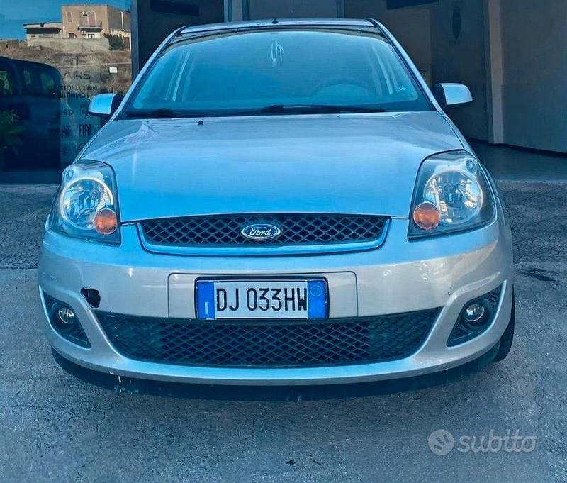 Usata Ford Fiesta 80 CV (58 kW) 2007 Grigio Berlina