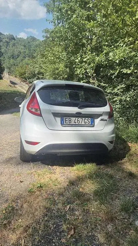 Usata Ford Fiesta Titanium 97 CV (71 kW) 2010 Bianco Berlina