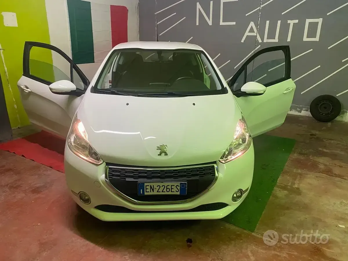 Usata Peugeot 208 Allure 68 CV (50 kW) 2012 Bianco Utilitaria
