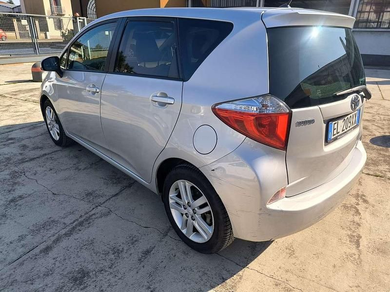 Usata Toyota Verso-S Active 99 CV (72 kW) 2012 Argento Monovolume