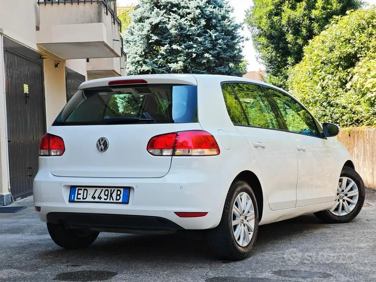 Usata VW Golf VI 105 CV (77 kW) 2010 Bianco Utilitaria