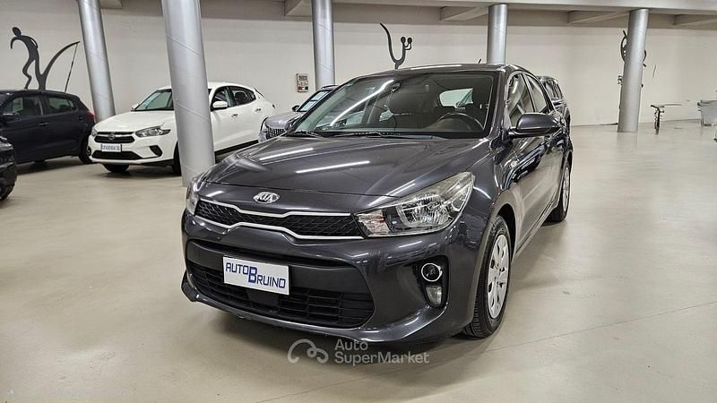 Grigio Usata 2017 Kia Rio Tre volumi | 8800 € (Buon prezzo) - Immagine 1/4