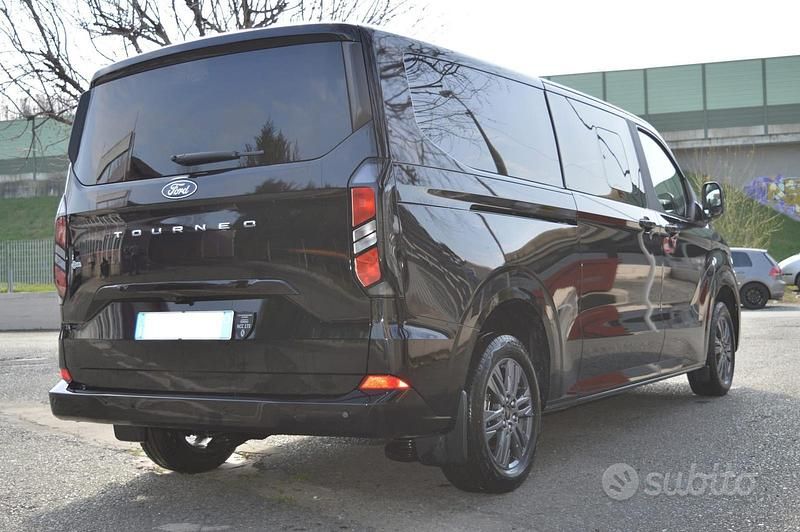 Usata Ford Tourneo 136 CV (100 kW) 2024 Nero Monovolume