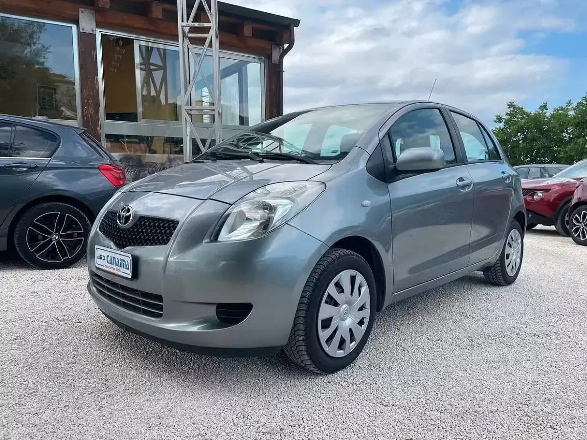 Usata Toyota Yaris Sol 69 CV (50 kW) 2006 Grigio Berlina