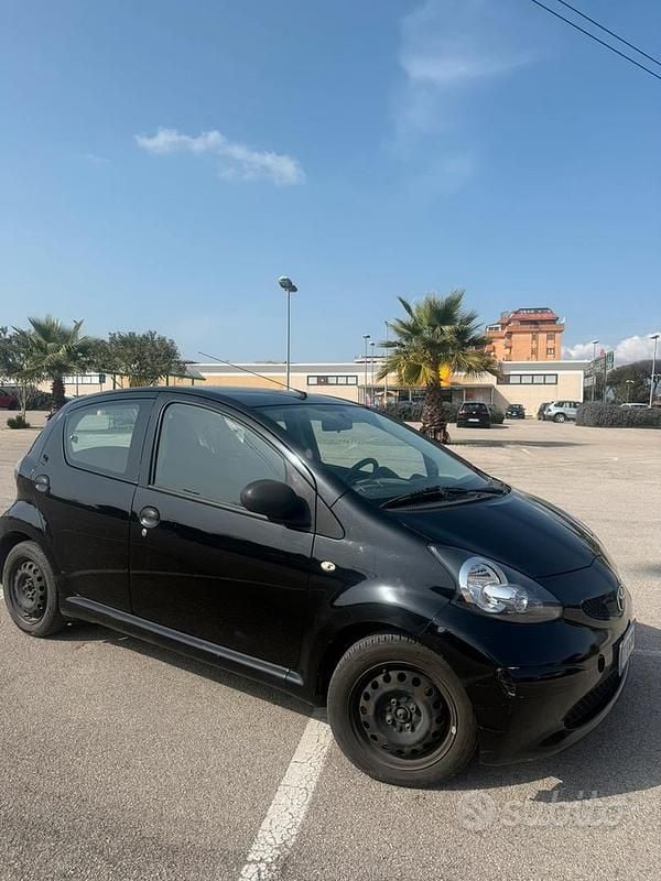 Second-hand Toyota Aygo 68 CP (50 kW) 2010 Negru Hatchback