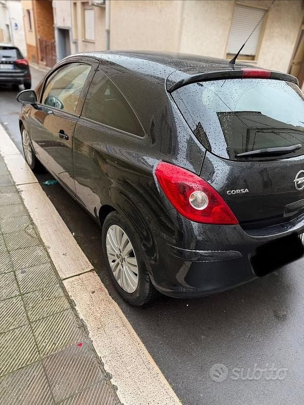 Nero Usata 2013 Opel Corsa Tre volumi | 2500 € (Super prezzo) - Immagine 1/4