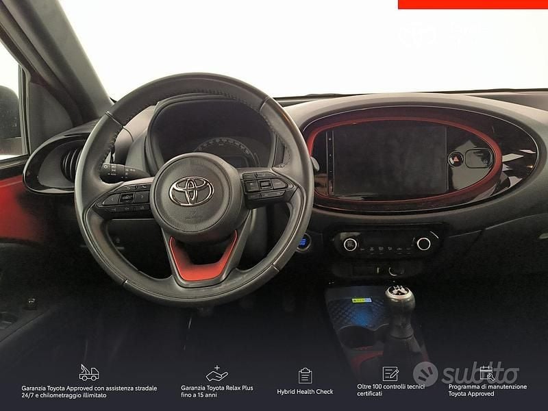 Usata Toyota Aygo X Lounge 72 CV (52 kW) 2022 Chili red & black met SUV