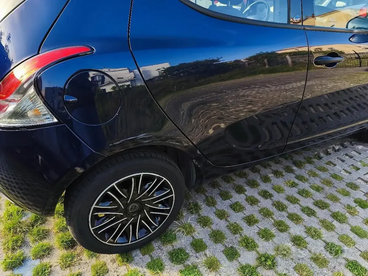 Usata Lancia Ypsilon 69 CV (50 kW) 2019 Blu Utilitaria