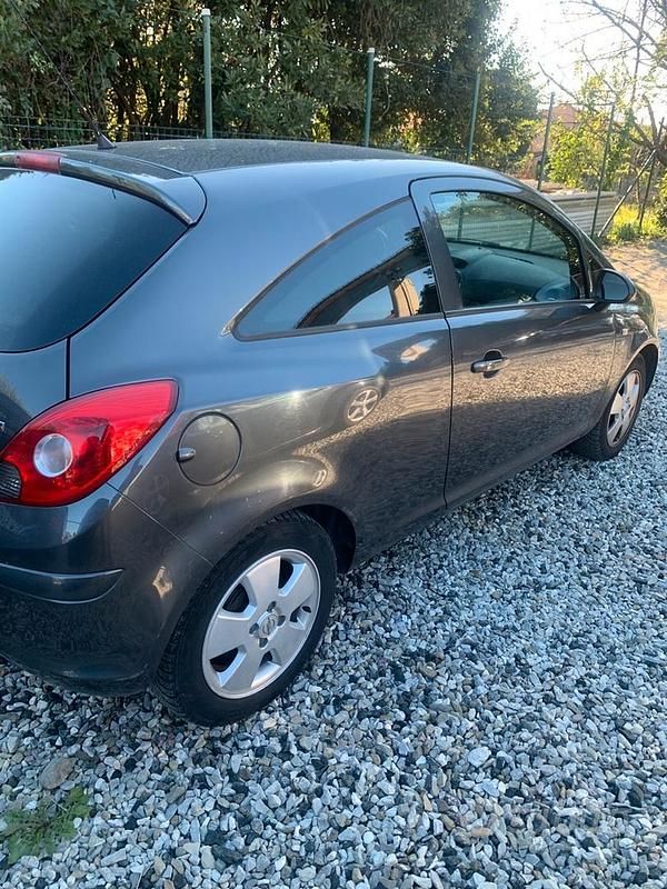Usata Opel Corsa 75 CV (55 kW) 2010 Berlina