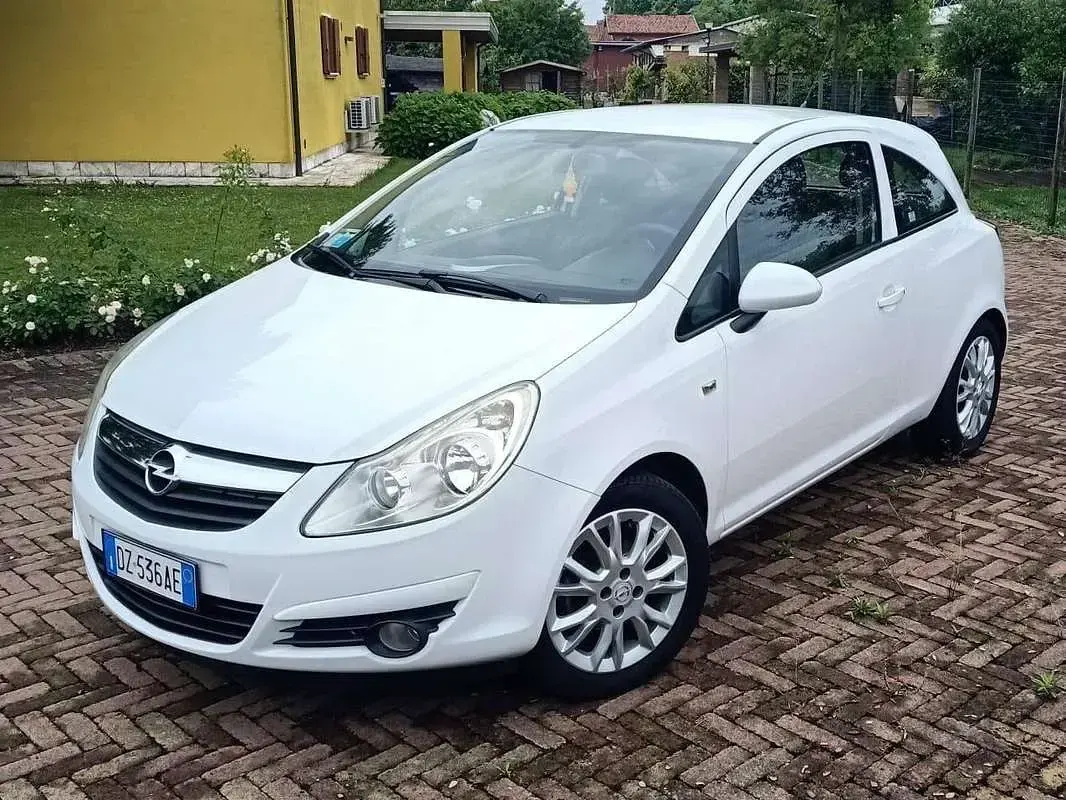 Usata Opel Corsa Enjoy 75 CV (55 kW) 2009 Bianco Utilitaria