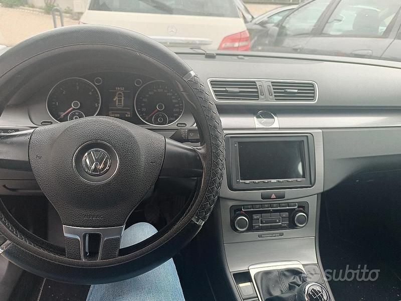 Usata VW Passat 105 CV (77 kW) 2011 Berlina