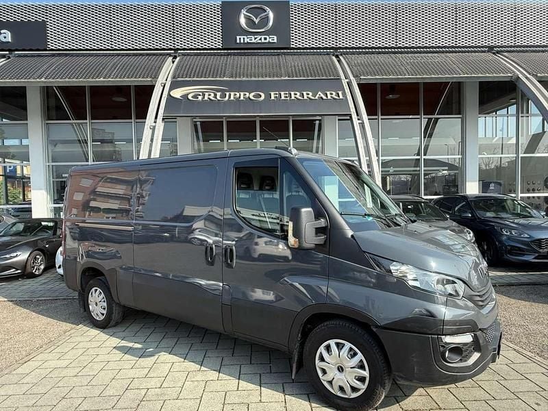 Usata Iveco Daily 136 CV (100 kW) 2017 Grigio Furgone