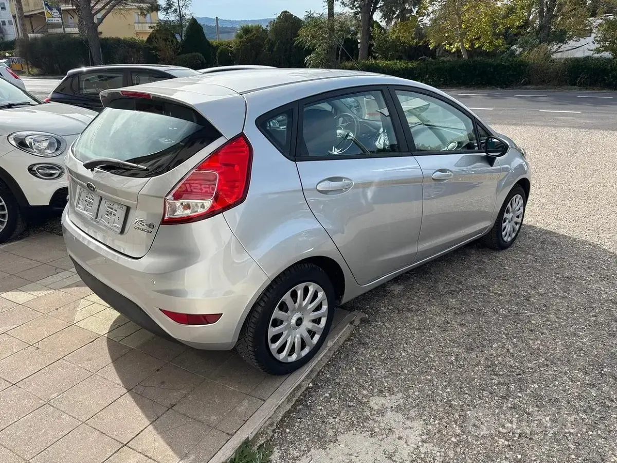 Usata Ford Fiesta Business Edition 75 CV (55 kW) 2017 Grigio Utilitaria
