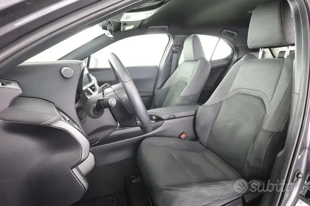 Usata Lexus UX 152 CV (111 kW) 2024 Grigio SUV