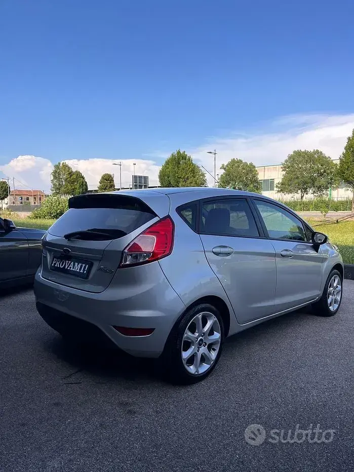 Usata Ford Fiesta 82 CV (60 kW) 2013 Grigio Berlina