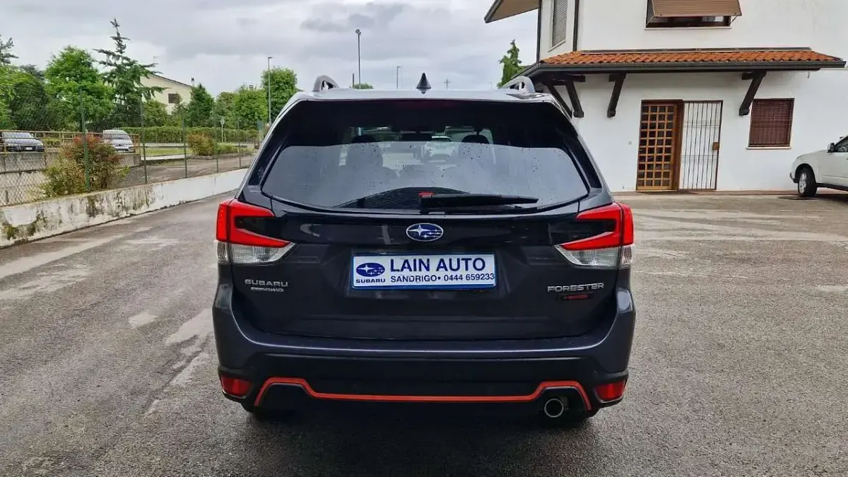 Usata Subaru Forester 4dventure 150 CV (110 kW) 2021 Magnetite gray metallic SUV