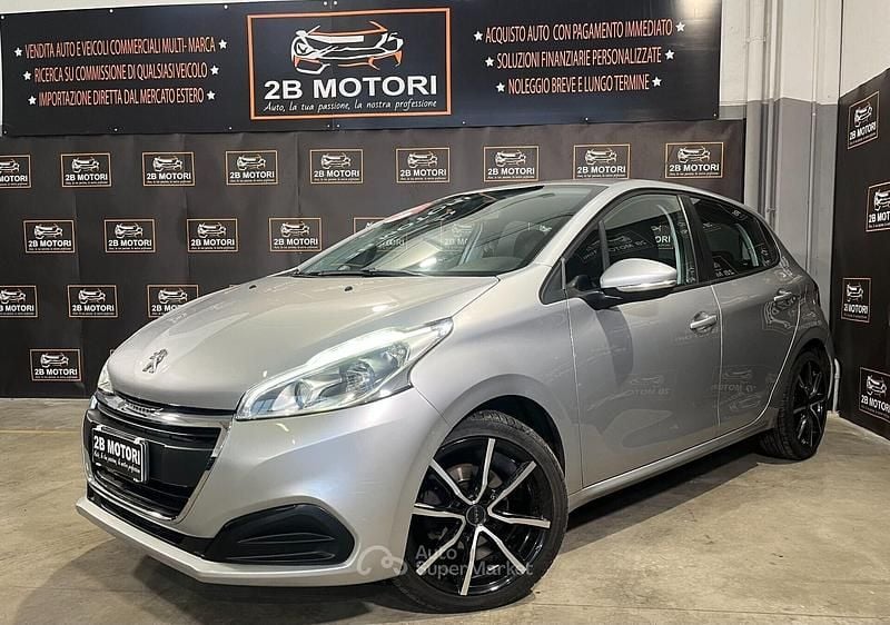 Grigio Usata 2017 Peugeot 208 Allure Due volumi | 7500 € (Buon prezzo) - Immagine 1/4