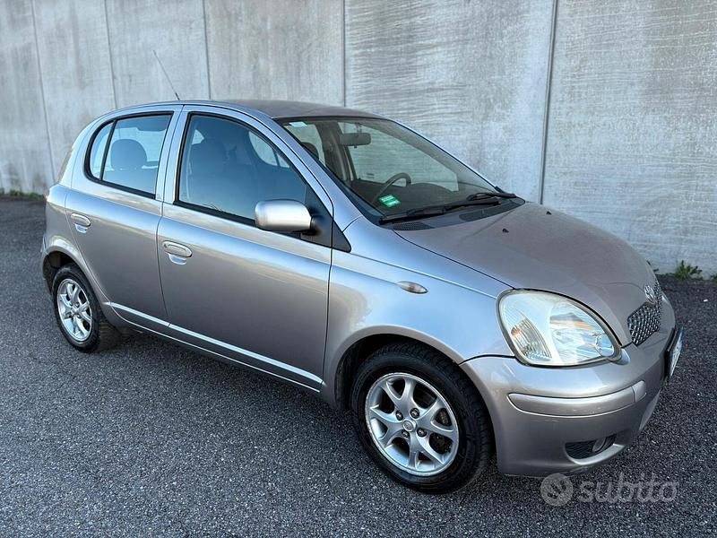 Usata Toyota Yaris 87 CV (63 kW) 2005 Marrone Berlina