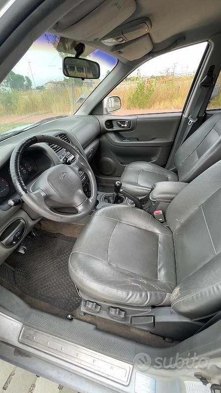 Usata Hyundai Santa Fe 112 CV (82 kW) 2002 Grigio SUV