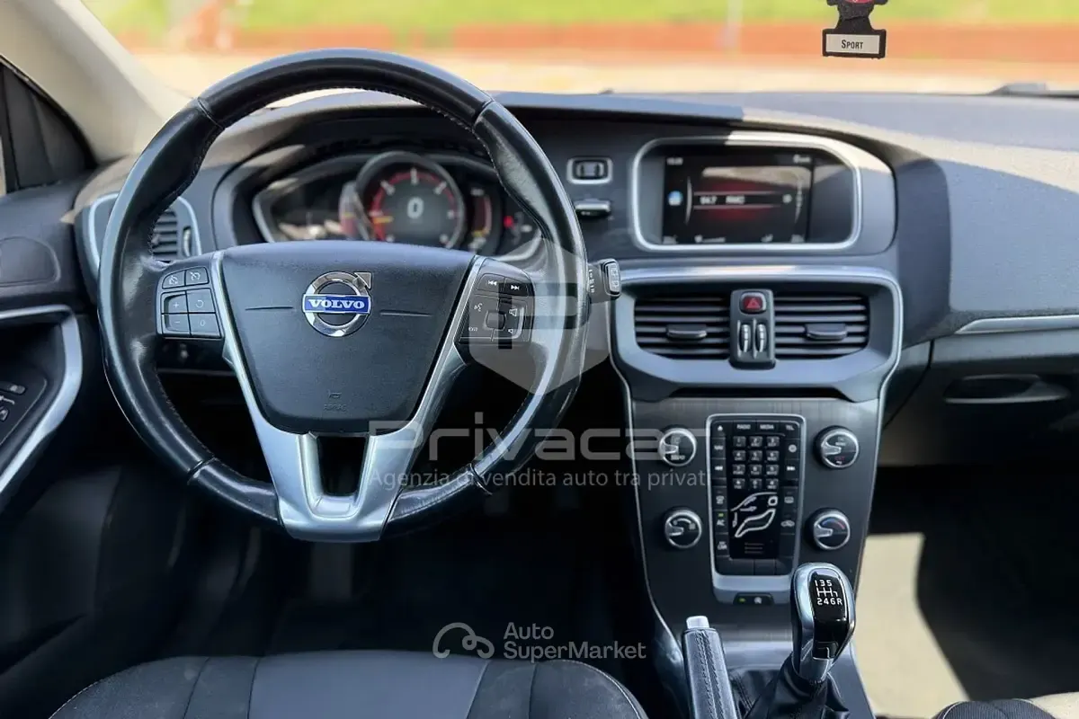 Usata Volvo V40 Momentum 150 CV (110 kW) 2015 Gray Berlina