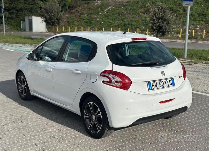 Usata Peugeot 208 Allure 82 CV (60 kW) 2014 Bianco Utilitaria
