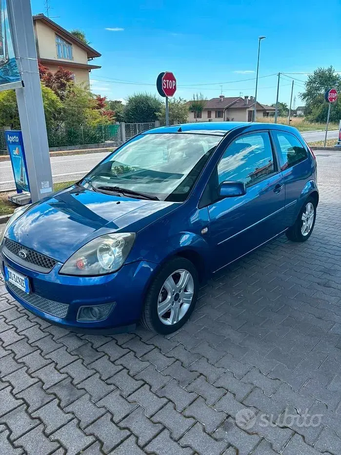 Usata Ford Fiesta Ghia 68 CV (50 kW) 2008 Bluazzurro Utilitaria