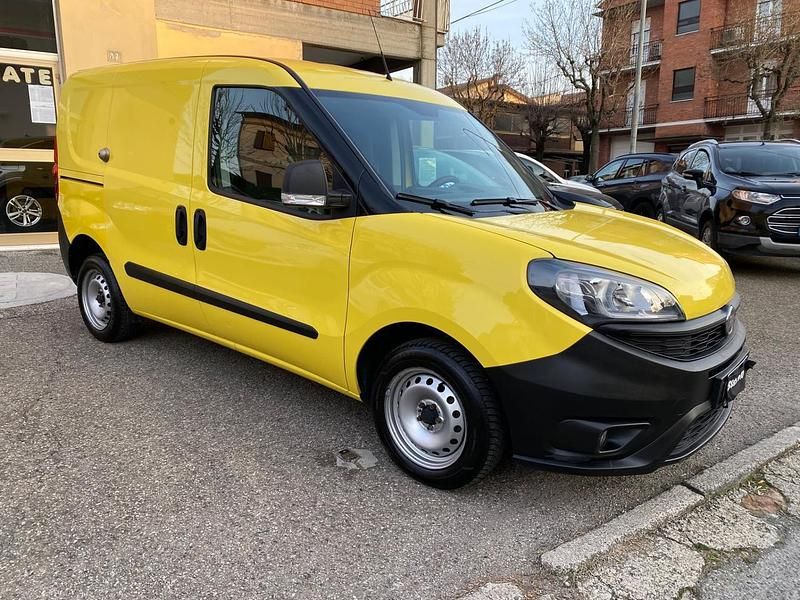 Usata Fiat Doblò 95 CV (69 kW) 2020 Giallo Monovolume
