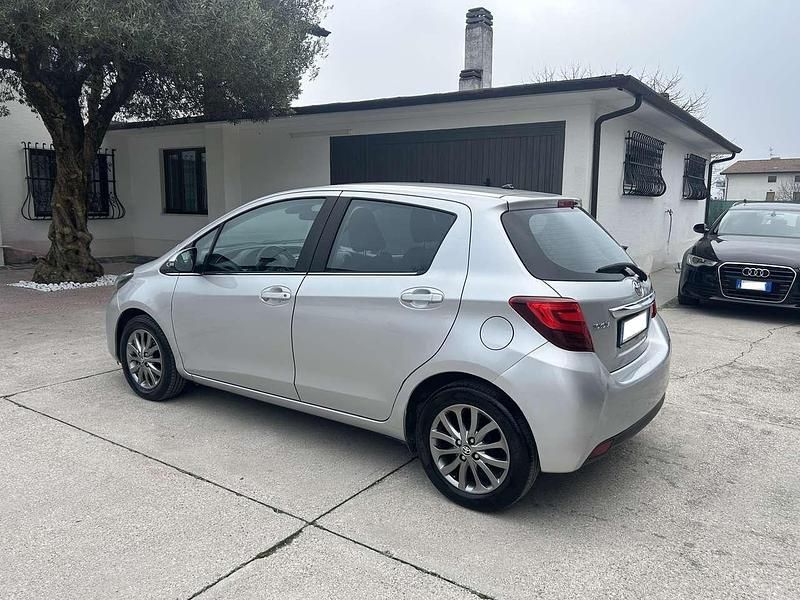 Usata Toyota Yaris Active 69 CV (50 kW) 2017 Argento Berlina
