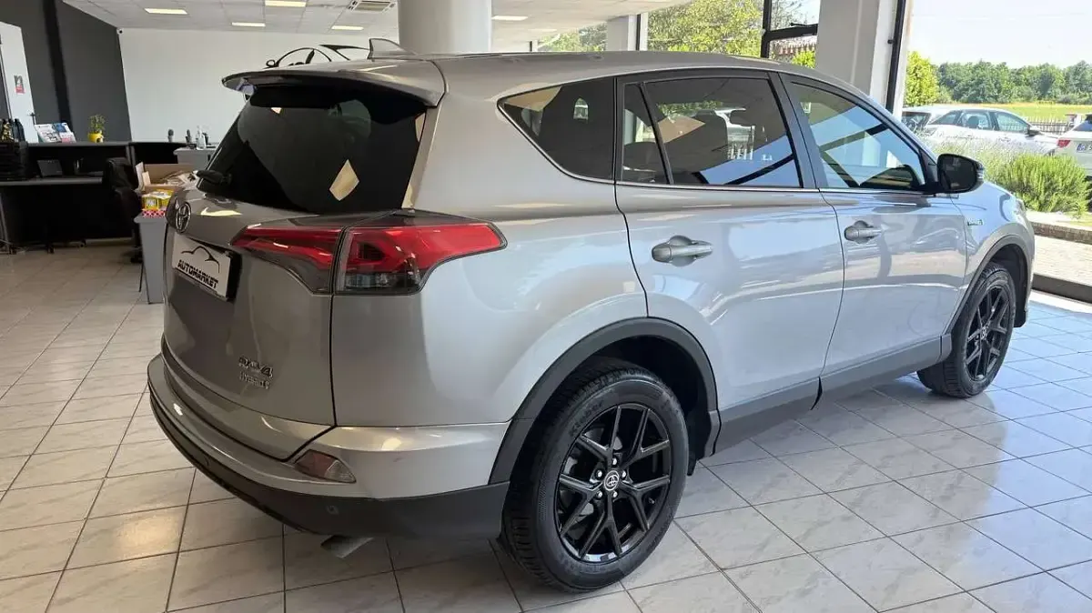Usata Toyota RAV4 Hybrid 155 CV (114 kW) 2018 Argento SUV