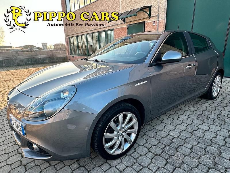 Grigio Usata 2015 Alfa Romeo Giulietta Distinctive Tre volumi | 4590 € (Super prezzo) - Immagine 1/4