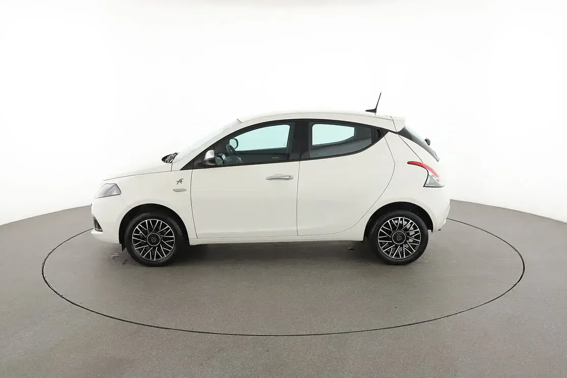 Usata Lancia Ypsilon 70 CV (51 kW) 2022 Bianco Utilitaria
