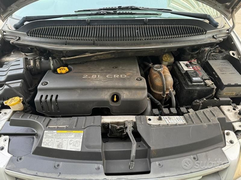Usata Chrysler Voyager 150 CV (110 kW) 2005 Grigio Monovolume