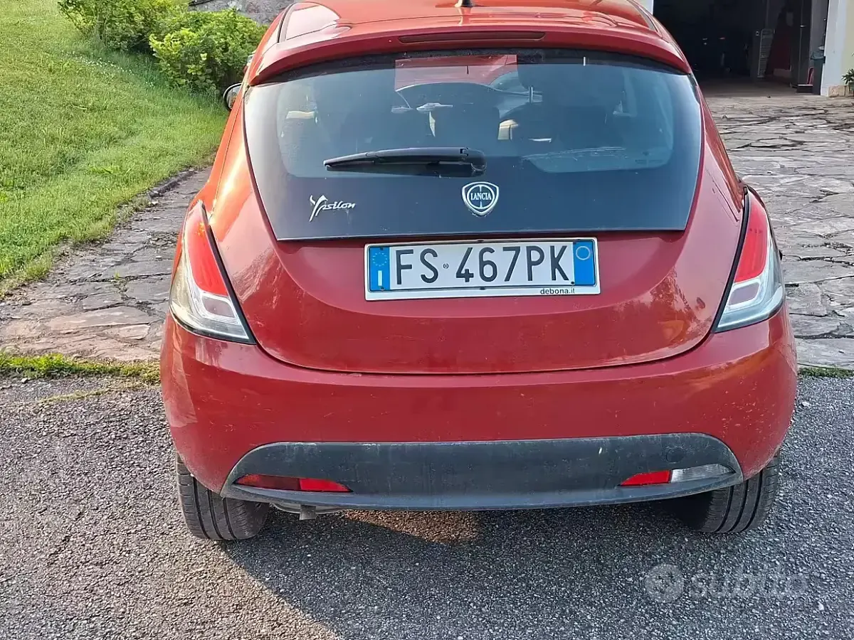 Usado Lancia Ypsilon 69 HP (50 kW) 2018 Vermelho Citadino