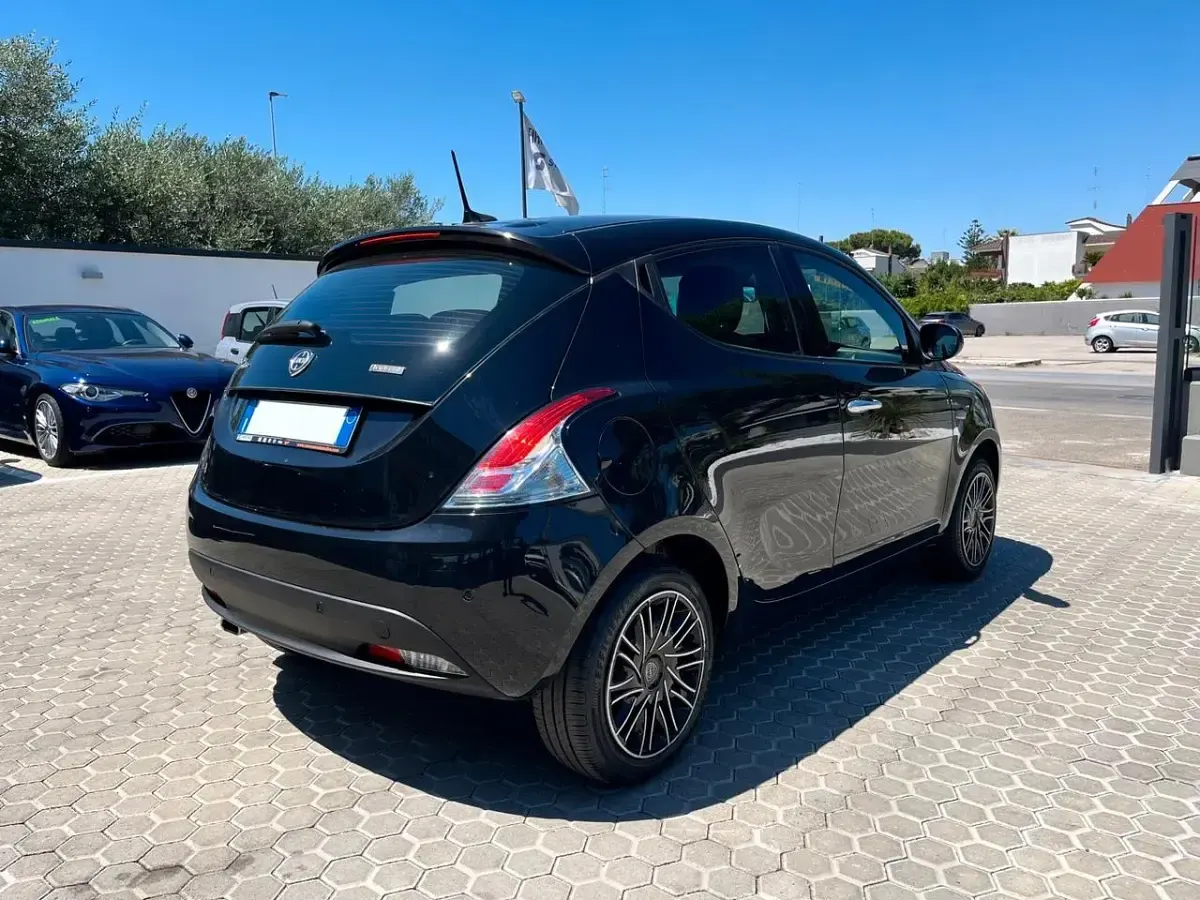Usata Lancia Ypsilon Gold 69 CV (50 kW) 2022 Nero Utilitaria