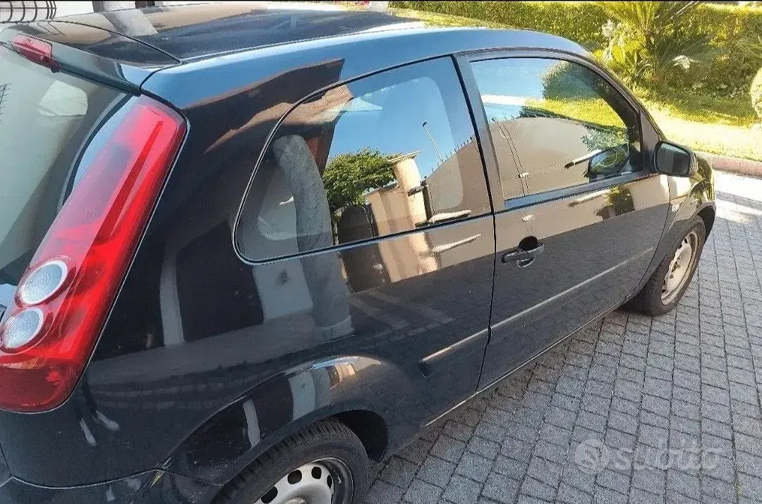 Usata Ford Fiesta 68 CV (50 kW) 2007 Nero Utilitaria