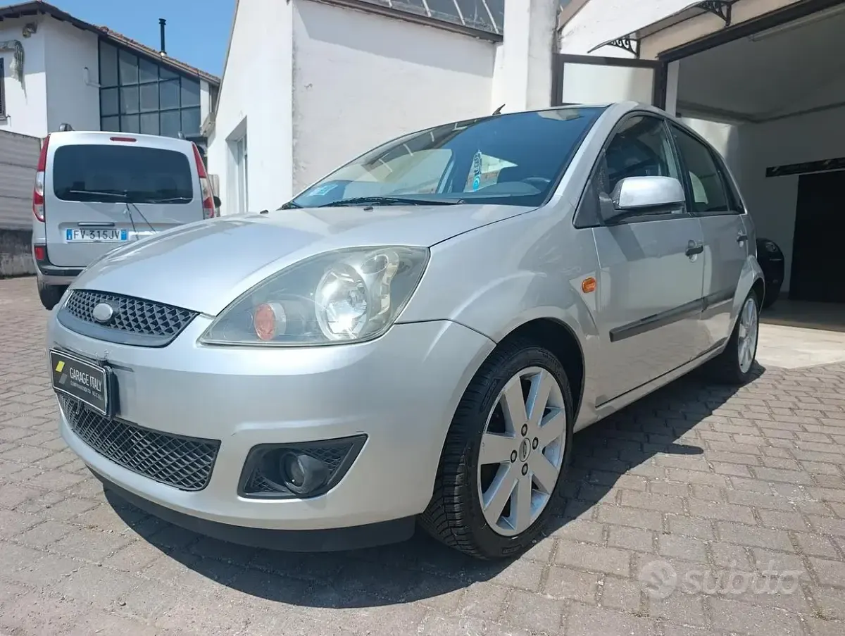 Usata Ford Fiesta Titanium 75 CV (55 kW) 2006 Grigio Utilitaria