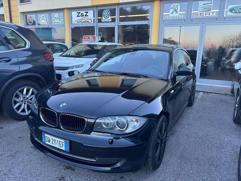Nero Usata 2009 BMW 118 Due volumi | 4950 € (Buon prezzo) - Immagine 1/4