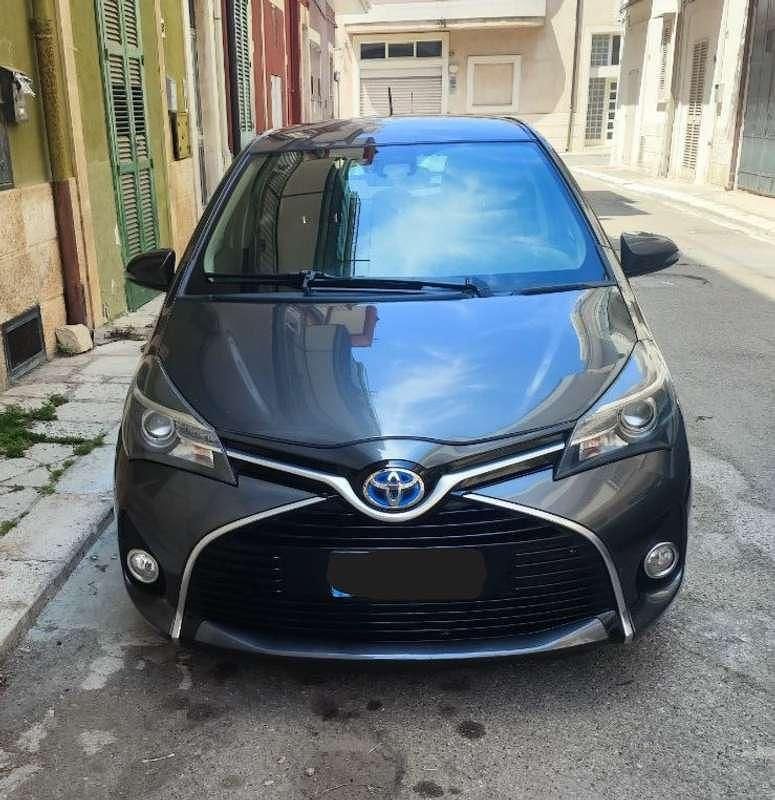 Usata Toyota Yaris Hybrid Active 75 CV (55 kW) 2015 Grigio Berlina