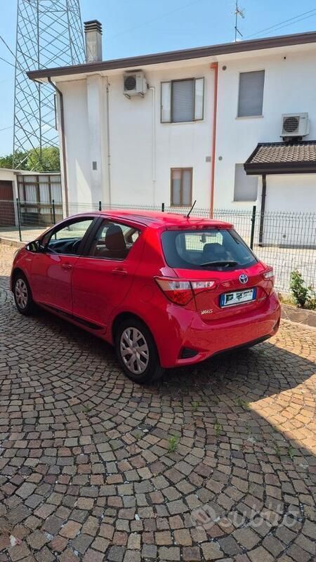 Usata Toyota Yaris Hybrid 73 CV (53 kW) 2018 Rosso Utilitaria