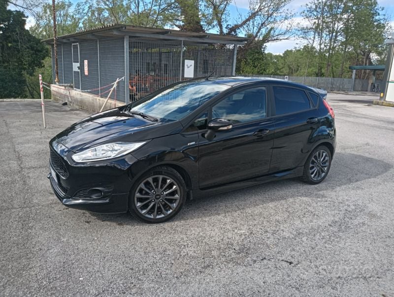 Usata Ford Fiesta ST-Line 68 CV (50 kW) 2017 Nero Utilitaria